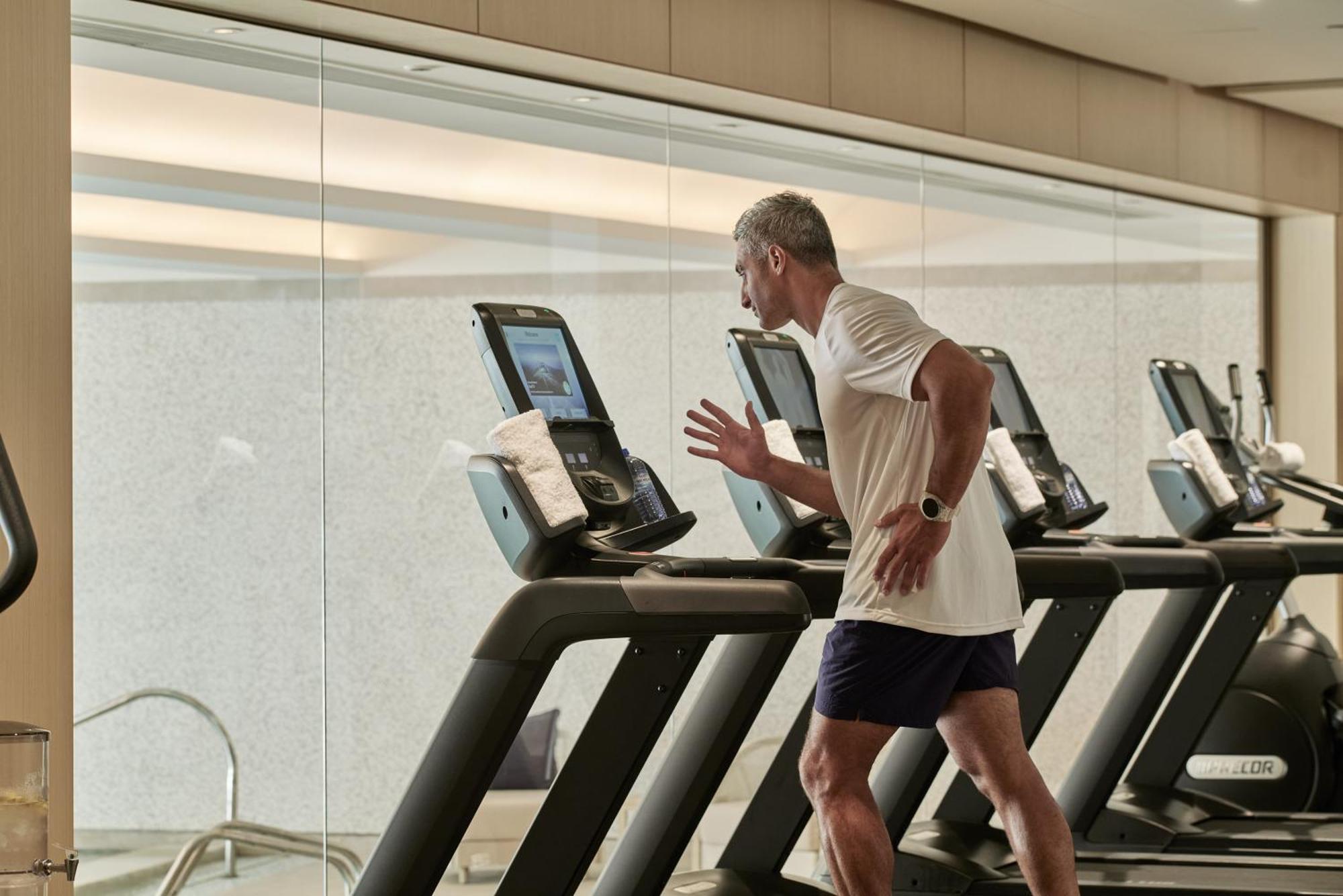 City Of Dreams Mediterranean - Integrated Resort, Casino & Entertainment Лімасол Екстер'єр фото A treadmill