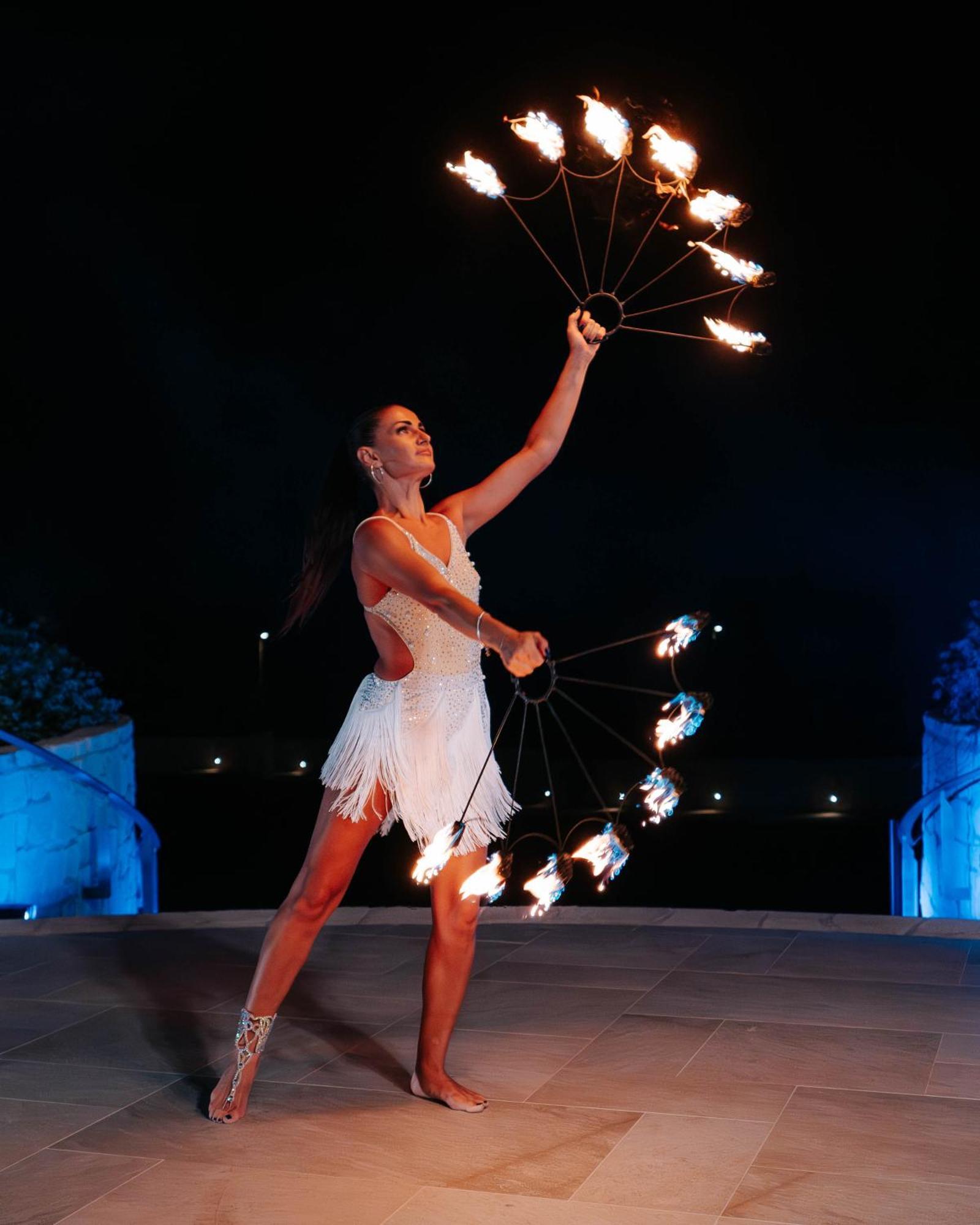City Of Dreams Mediterranean - Integrated Resort, Casino & Entertainment Лімасол Екстер'єр фото A woman performing with a fire fan