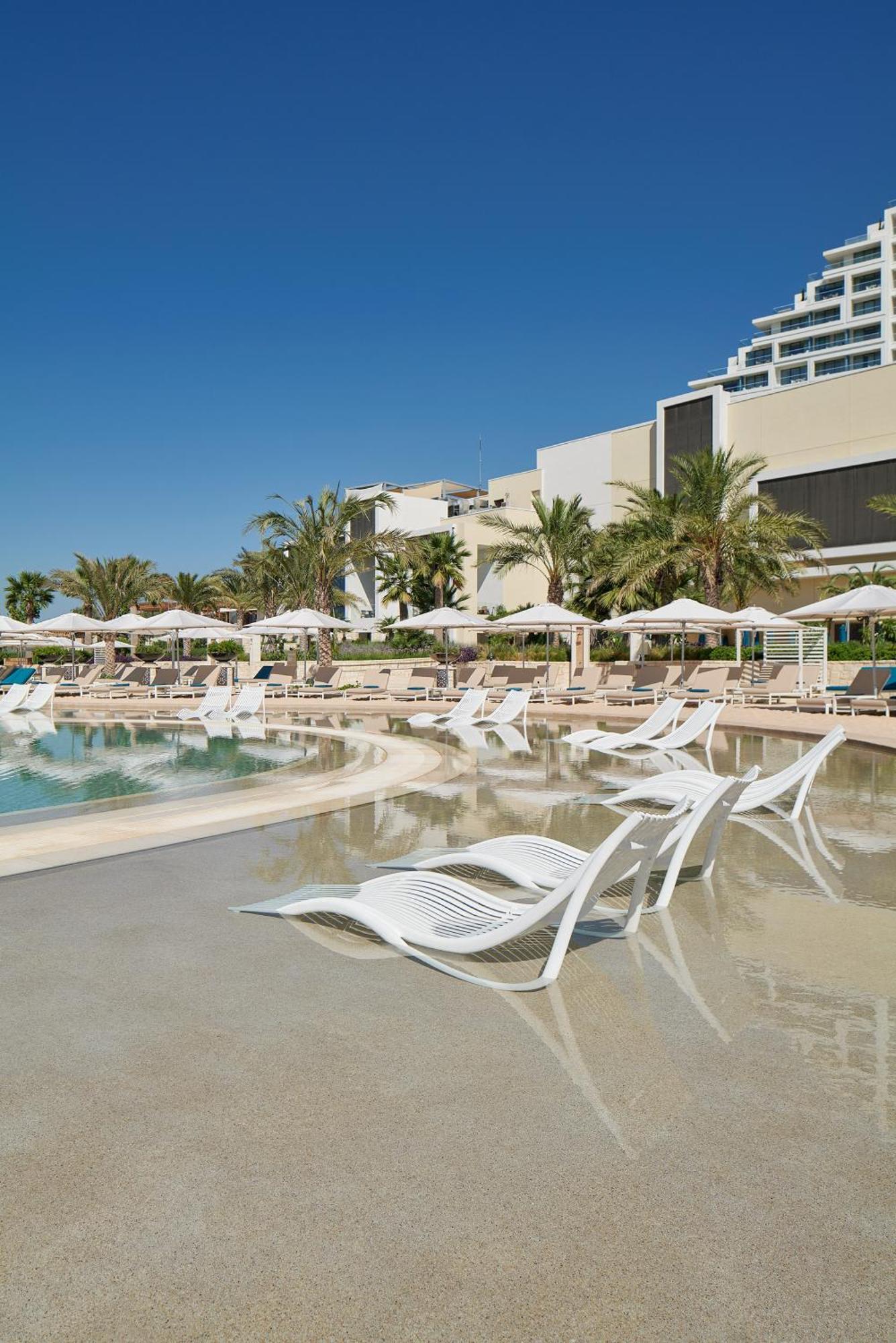 City Of Dreams Mediterranean - Integrated Resort, Casino & Entertainment Лімасол Екстер'єр фото The swimming pool at the hotel